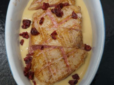 Filet de canette aux éclats de cranberries et sauce foie gras