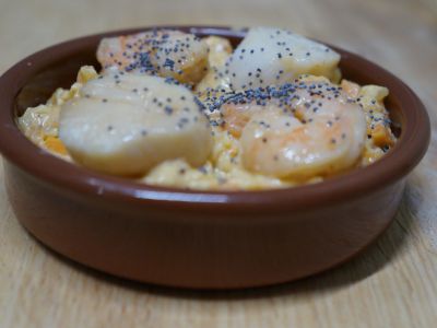 Cassolette de St Jacques, crevettes et julienne de légumes, sauce au Whisky